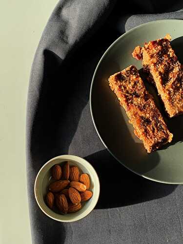 Barres aux dattes, amandes et sarrasin