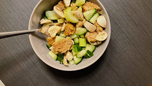 Salade de boulettes de porc haché aux légumes