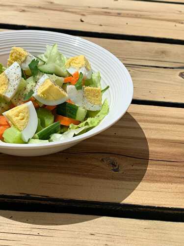 Salade-repas aux oeufs, légumes et graines de citrouille