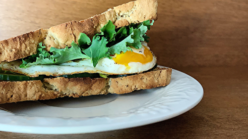 Sandwich sans gluten à l’oeuf, kale et concombre