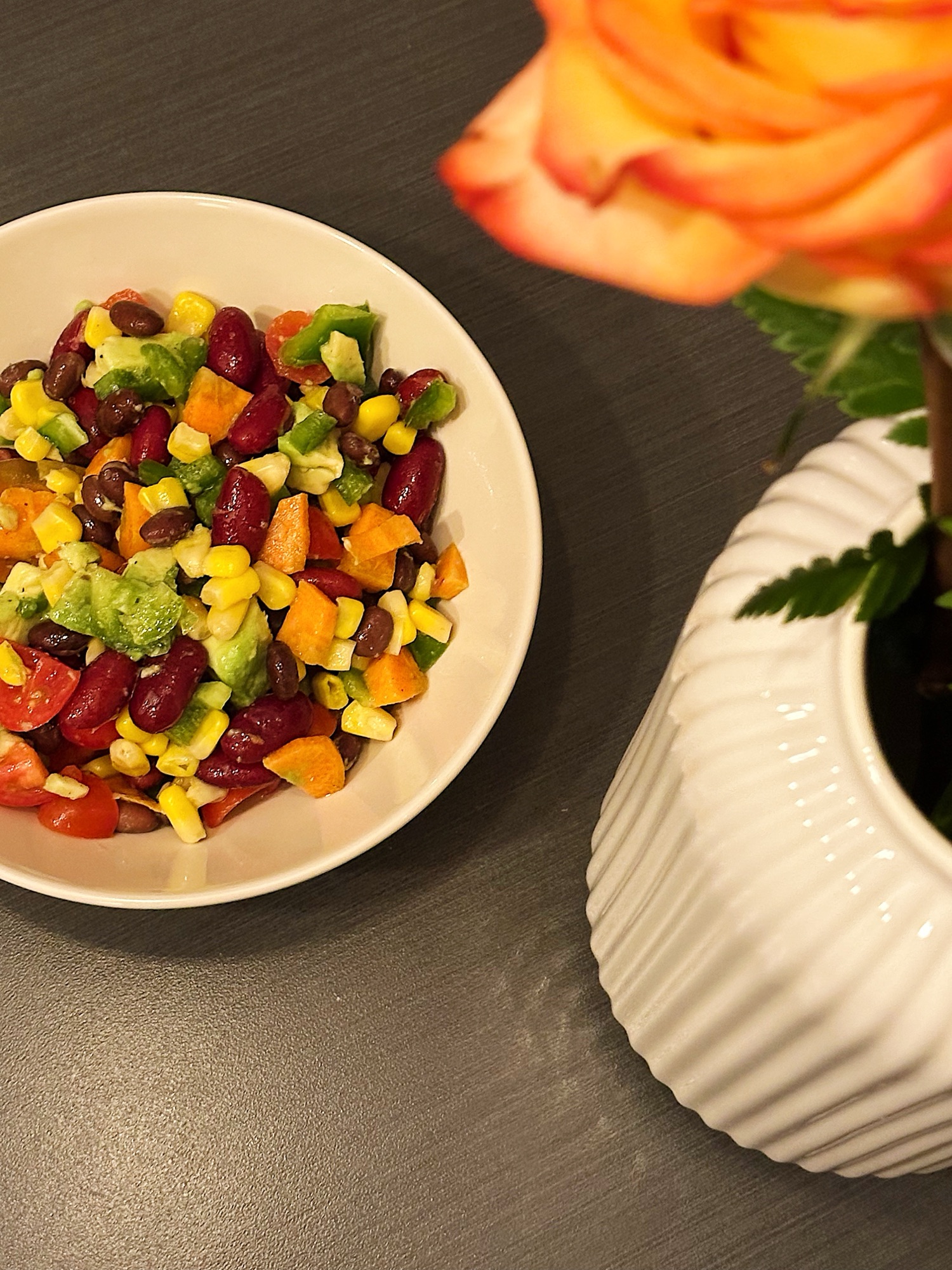 Salade de légumineuses au maïs et légumes