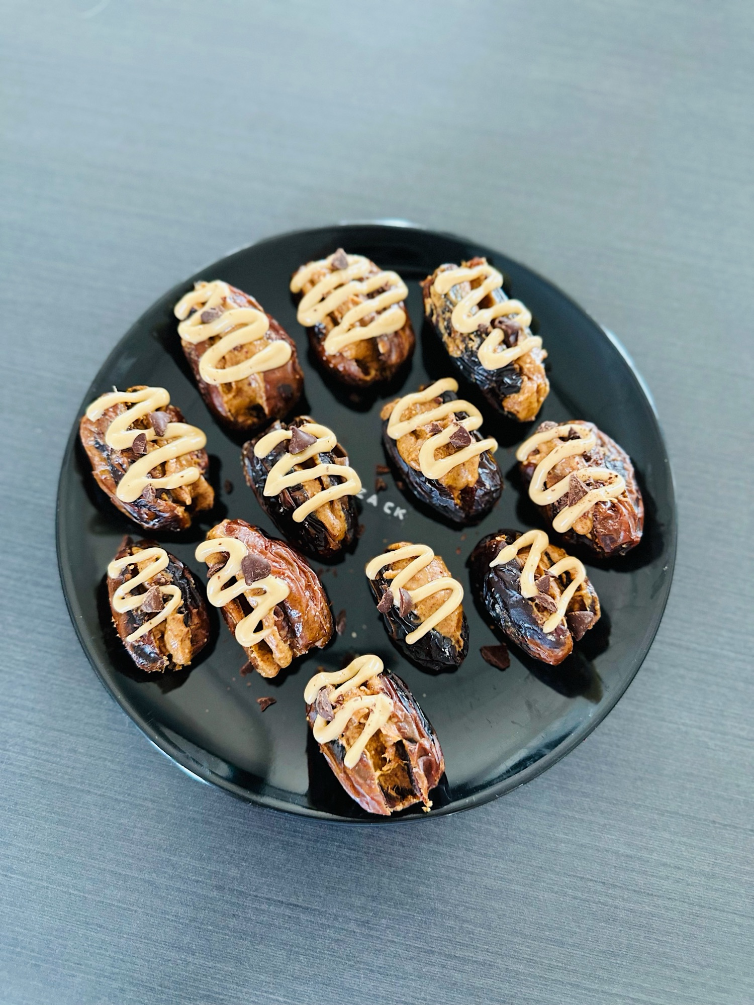 Dattes farcies au beurre d'amande - Les Zackardises