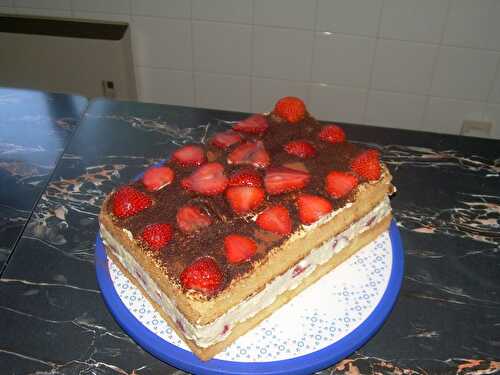 GENOISE FACON TIRAMISU AUX FRAISES