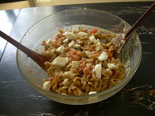 SALADE DE TORSADES AU CHEVRE FRAIS TOMATES ET BASILIC