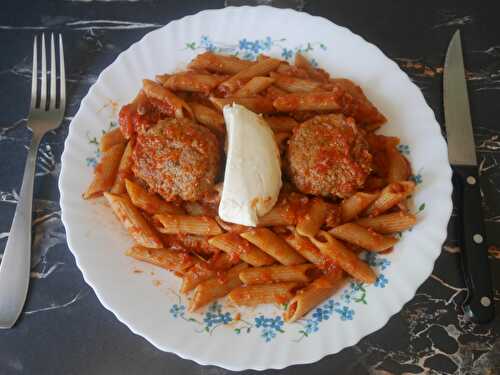 POLPETTES SAUCE TOMATE BASILIC PENNE BURRATA