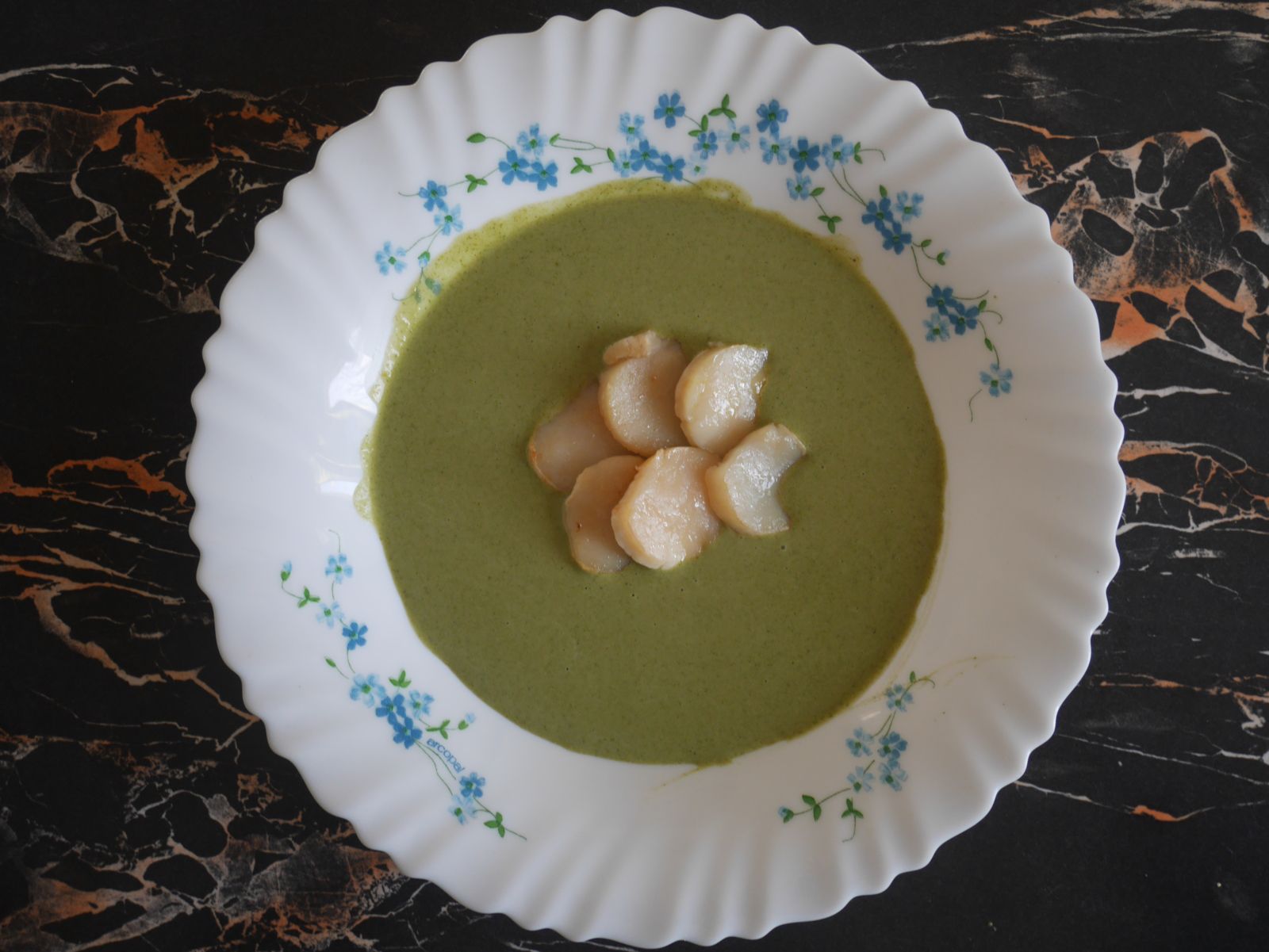 VELOUTE DE MÂCHE AU CURRY  ET NOIX DE ST JACQUES