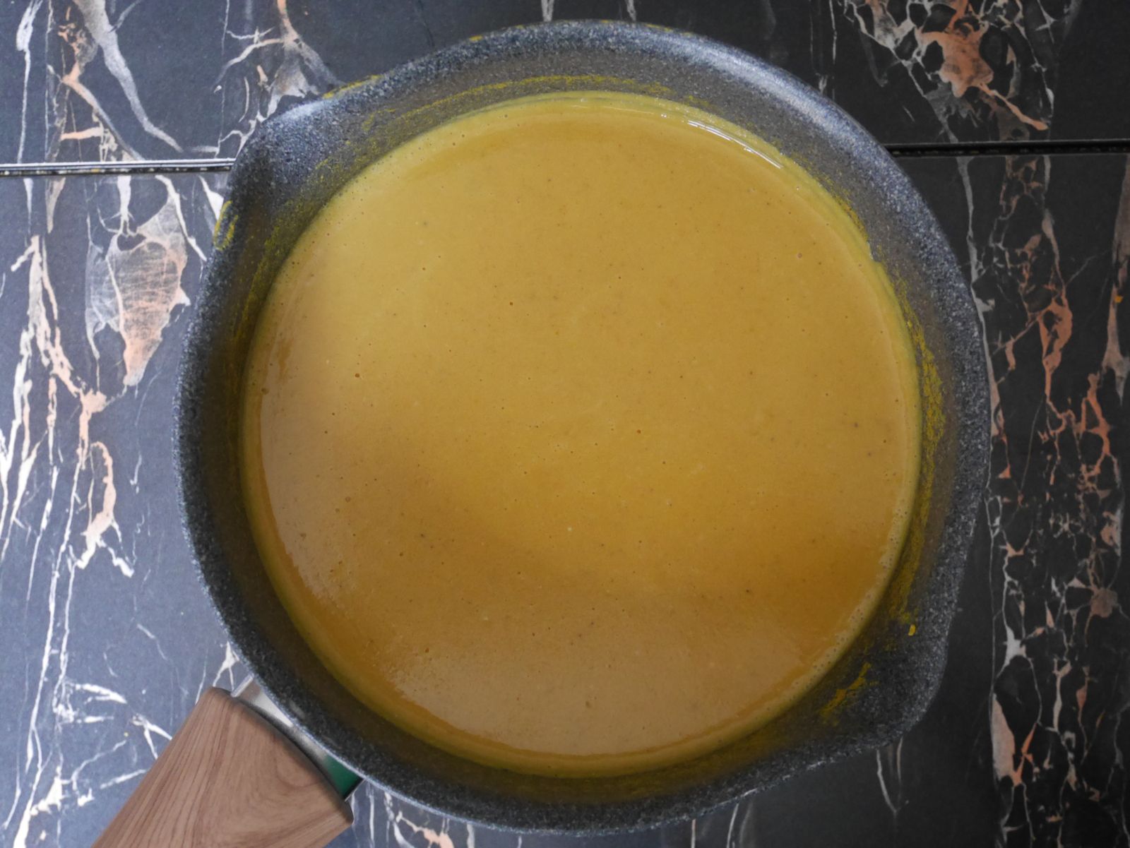 SOUPE DE LENTILLES CORAIL AUX CAROTTES ET LAIT DE COCO