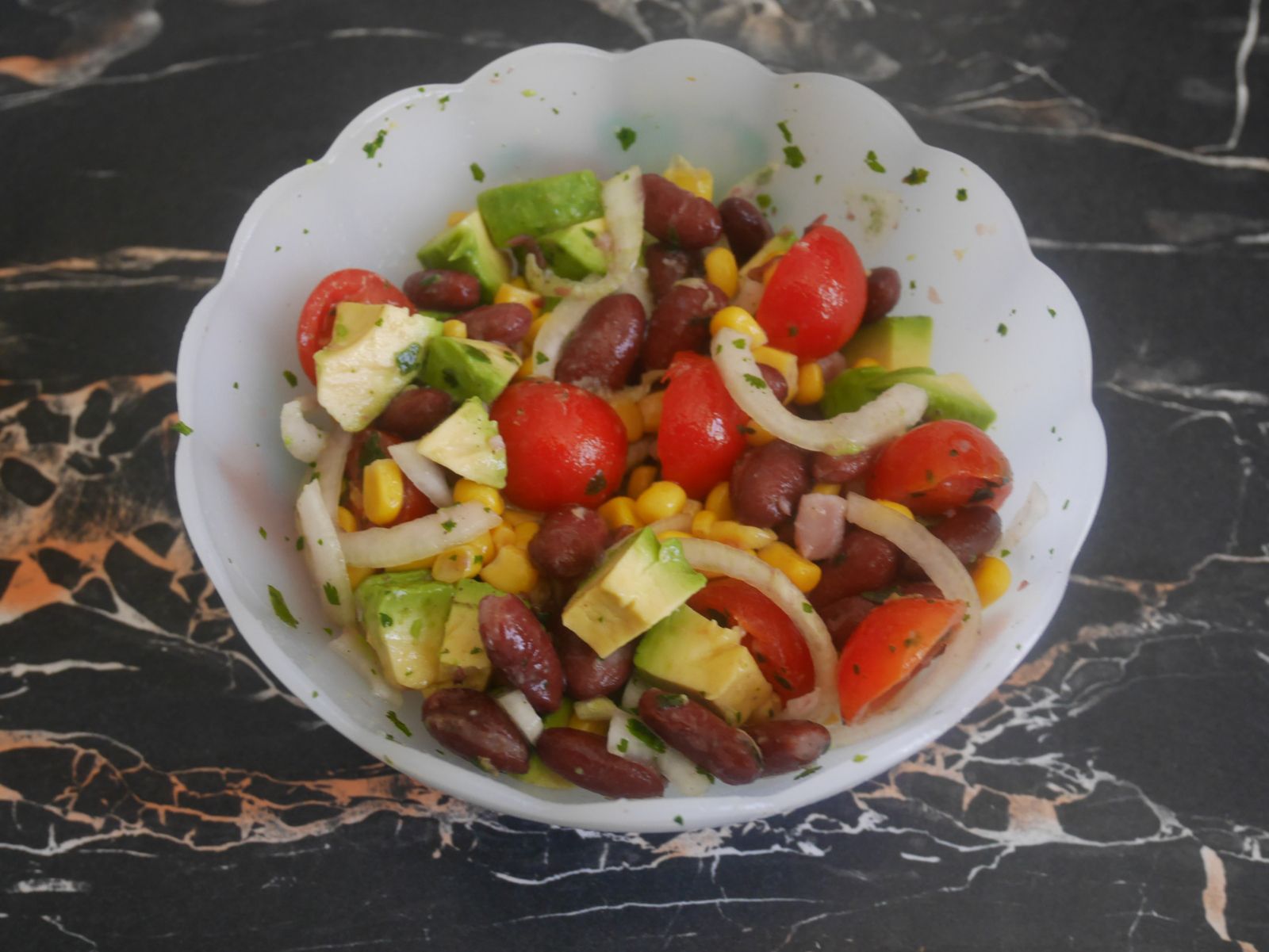 SALADE D'HARICOTS ROUGES, MAÏS ET AVOCATS