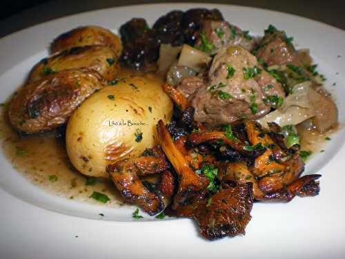 Tagine de joues de porc aux girolles, mirabelles, et pommes de terre grenaille