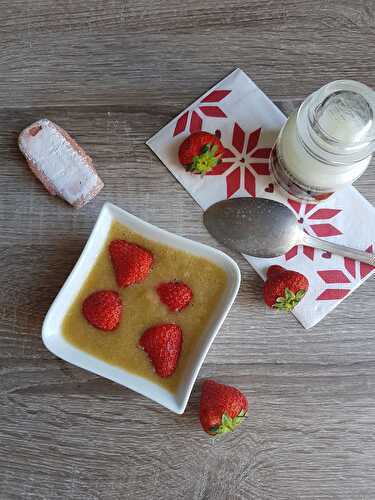 SOUPE DE RHUBARBE AUX FRAISES ET BISCUITS ROSES DE REIMS