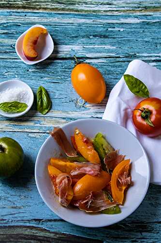 Salade de nectarine rôtie, tomates et jambon cru