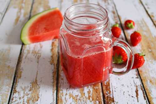 Smoothie vitaminé et rafraîchissant fraise pastèque