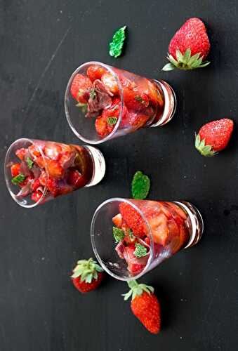 Verrines de fraise au canard fumé en apéro sucré salé