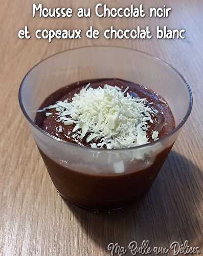 Mousse au chocolat noir et copeaux de chocolat blanc