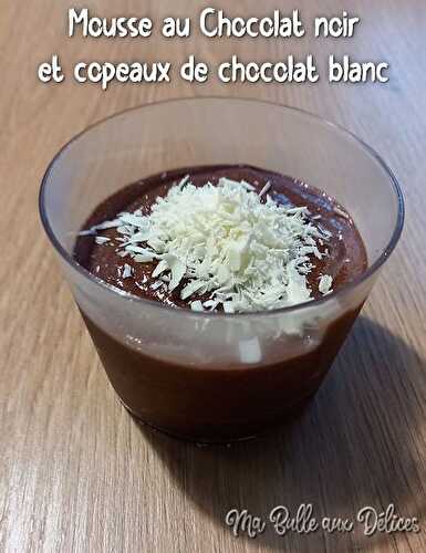 Mousse au chocolat noir & copeaux de chocolat blanc