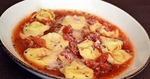 Bouillon aux tomates fraîches et pâtes tortellini