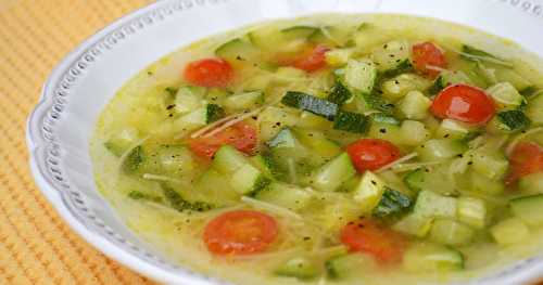 Bouillon "express" aux courgettes et tomates cerise, épicé au curry