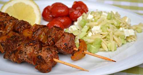 Brochettes de boeuf façon "souvlaki", salade de pâtes grecques au concombre et à la feta