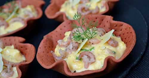 Brouillade d'oeufs aux crevettes grises et vieux cheddar