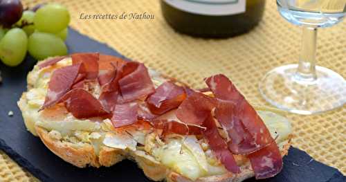 Bruschetta au Reblochon, huile citronnée, noix et jambon 