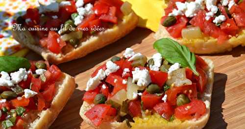 Bruschettas à la salsa de tomates, cornichons, câpres et feta