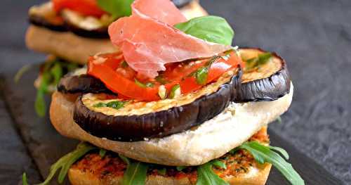 Bruschettas aubergine et tomate, pesto rouge et huile au basilic