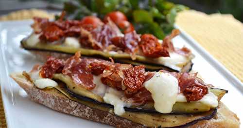 Bruschettas aux aubergines grillées, pancetta croustillante et tomates séchées