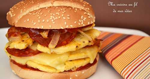 Burger à l'omelette, oignons, chorizo et fromage à raclette