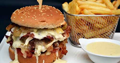 Burger au camembert, oignons et lard grillé