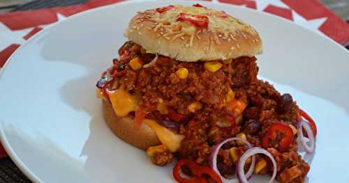 Burger au chili con carne, tomates, cheddar, piment doux et oignons rouges