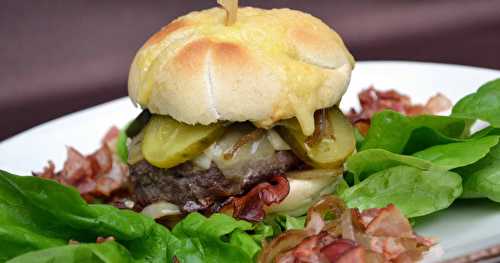 Burger au lard fumé, comté et oignons confits au balsamique ...