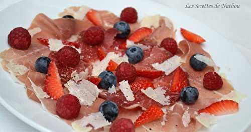 Carpaccio de jambon cru et coppa aux fruits rouges et parmesan