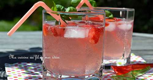 Cocktail "girly"... cidre rosé, fraise, citron vert et vodka