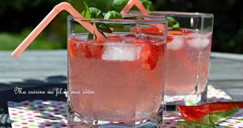 Cocktail "girly"... cidre rosé, fraise, citron vert et vodka