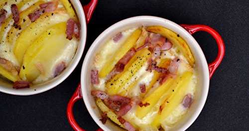 Cocottes de pommes de terre au fromage à raclette et lardons fumés