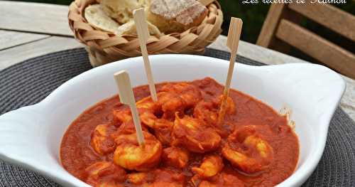 Crevettes à la sauce tomate épicée au curcuma et aux piments oiseaux