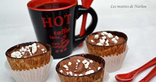 Cups à la mousse au chocolat et éclats de meringue