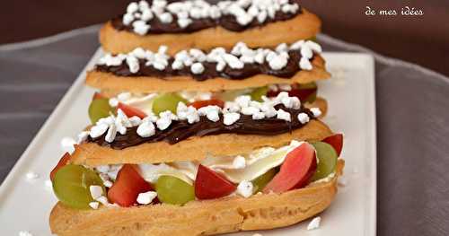 Eclairs à la chantilly, prunes et raisins, éclats de meringue...