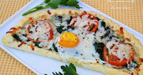 Feuilletés aux épinards, tomates, mozzarella et oeuf sur le plat