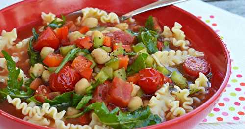 Minestrone aux pois chiches, poivrons, tomates cerise et roquette