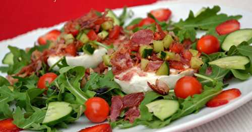 Mozzarella di buffala garnie au concombre, tomates cerise et pancetta croustillante {l'été n'est pas fini !}