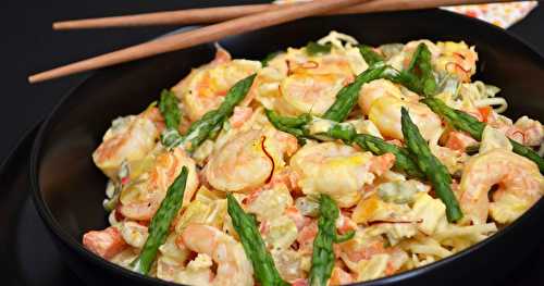 Nouilles chinoises aux crevettes, petits légumes et asperges vertes