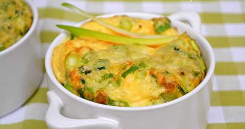 Omelette soufflée en cocottes aux jeunes oignons et à la ciboulette