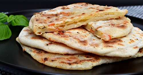 Pains "naans" à la mozzarella, tomate et basilic