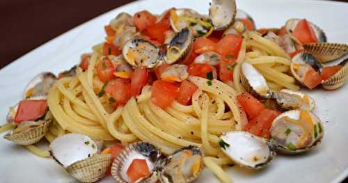 Pâtes chitarra aux coquillages, tomates, ail et piment d'Espelette (chitarra alla vongole)