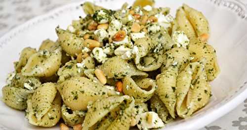 Pâtes conchiglie au pesto de basilic, feta et pignons de pin grillés