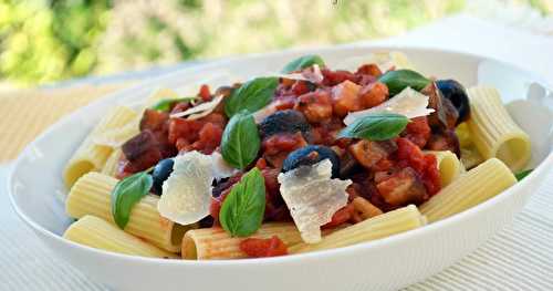 Pâtes "rigatoni" sauce aux tomates, aubergines et courgettes...