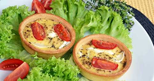 Petites quiches au chèvre, moutarde à l'ancienne et thym