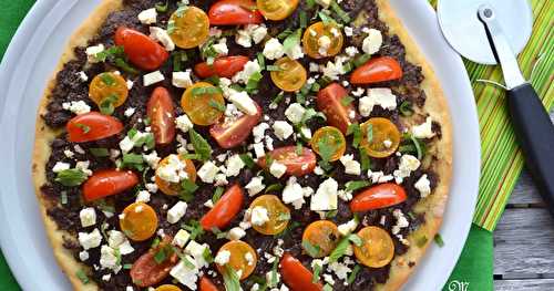 Pizza à la tapenade d'olives noires, tomates cerise et feta