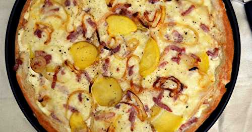 Pizza au fromage à raclette, pommes de terre, lardons et oignons...